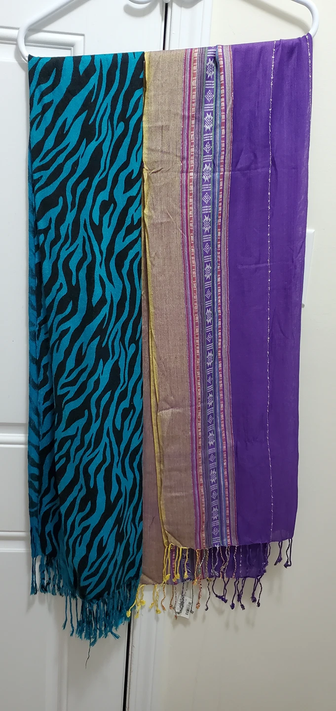2 beautiful scarfs brand new