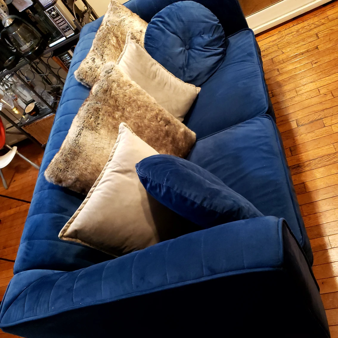 Beautiful blue velvet sofa like new - photo 2