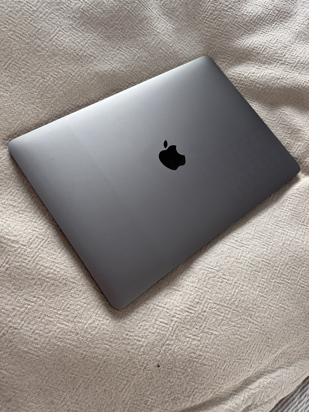 MacBook Air 13-inch (2019) thumbnail
