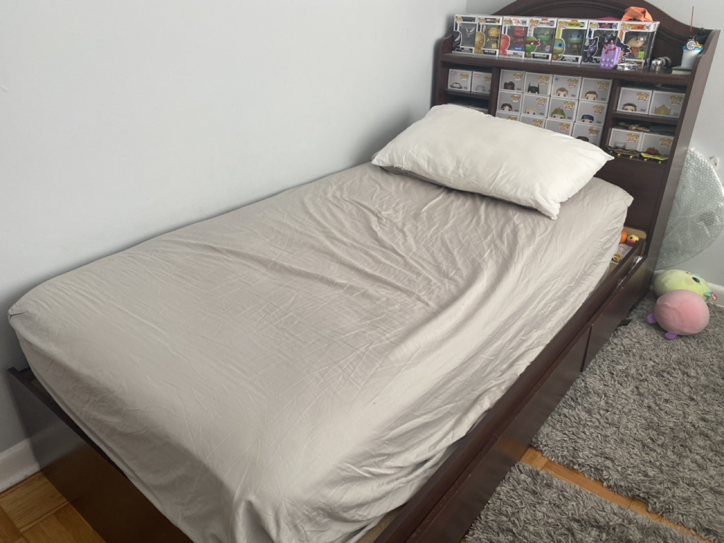 Single bed for boy or girl( no mattress)
