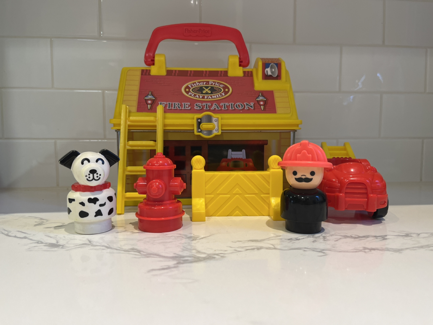 2008 Fisher Price Play Family Fire Station Toy with Handle