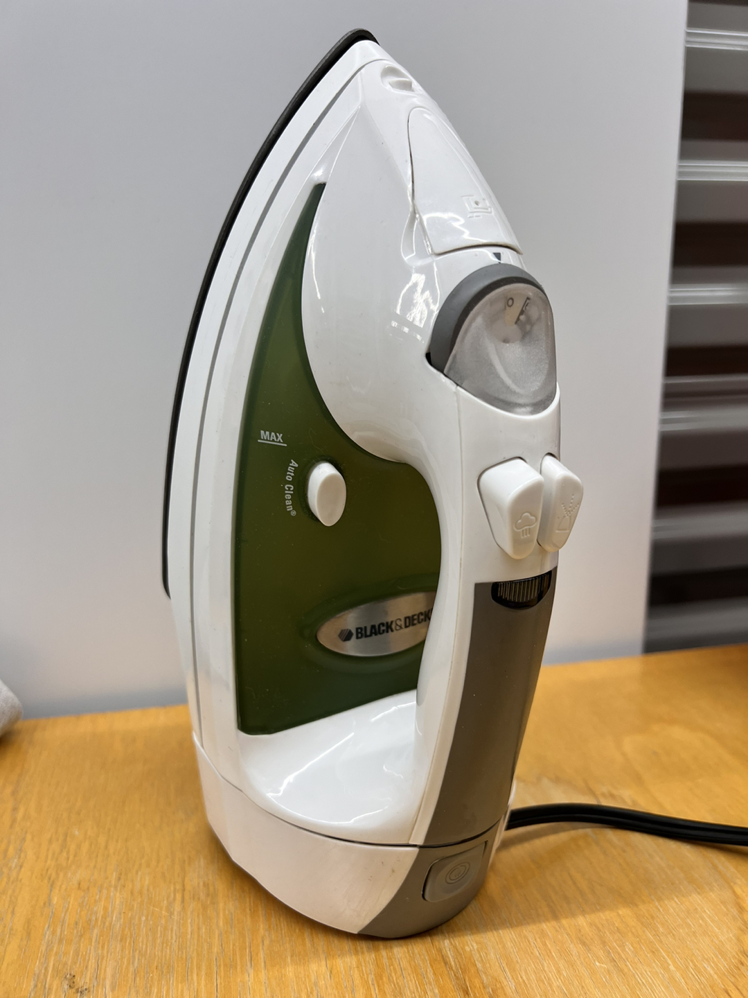 Black and Decker iron thumbnail