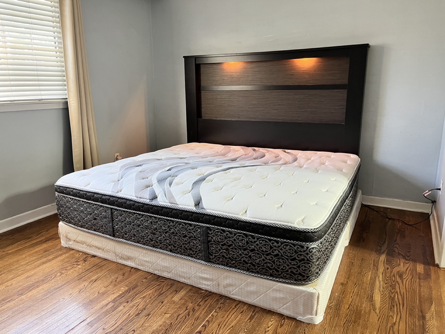 King Size Bed (Mattress INCL.) thumbnail