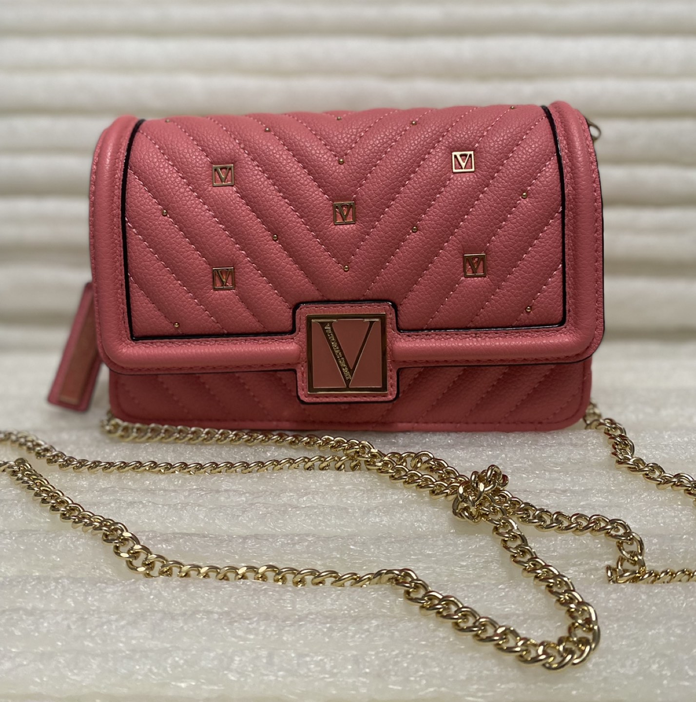 VS The Victoria mini shoulder bag thumbnail