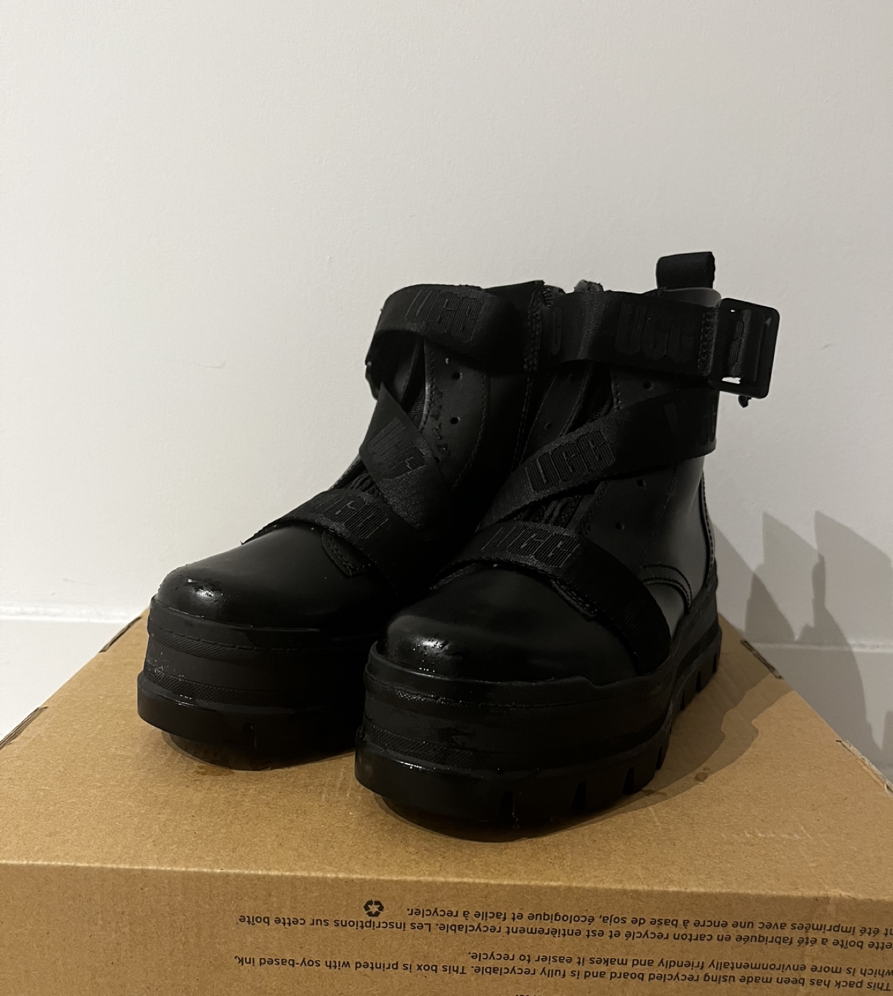 UGG SID Women (Size US5.5) Worn once thumbnail
