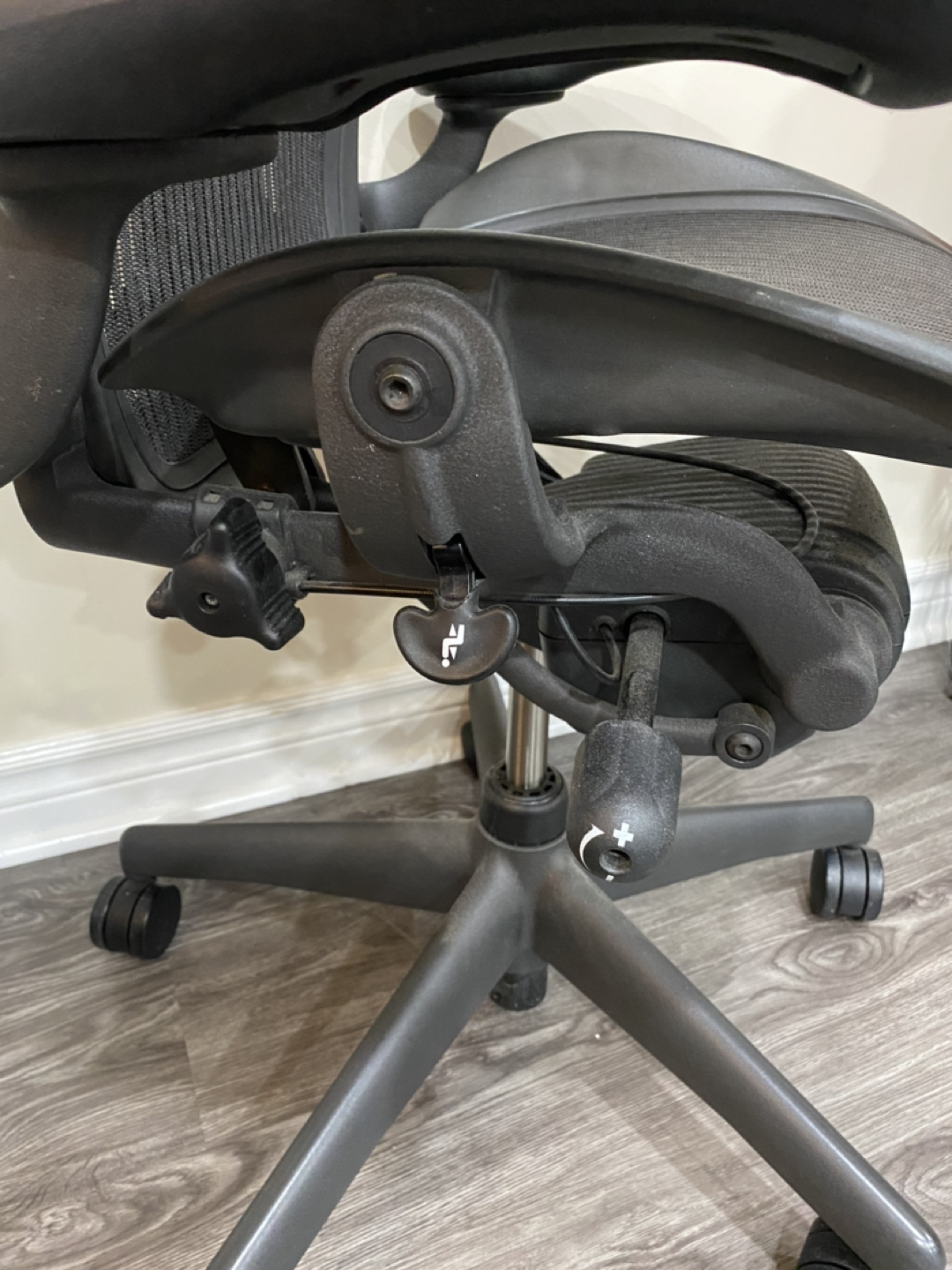 Herman Miller Aeron Chair Size B Posture Fit - photo 4