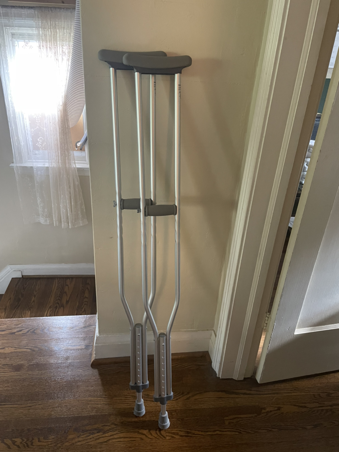 Adult Ajustable Aluminium Crutches - M thumbnail