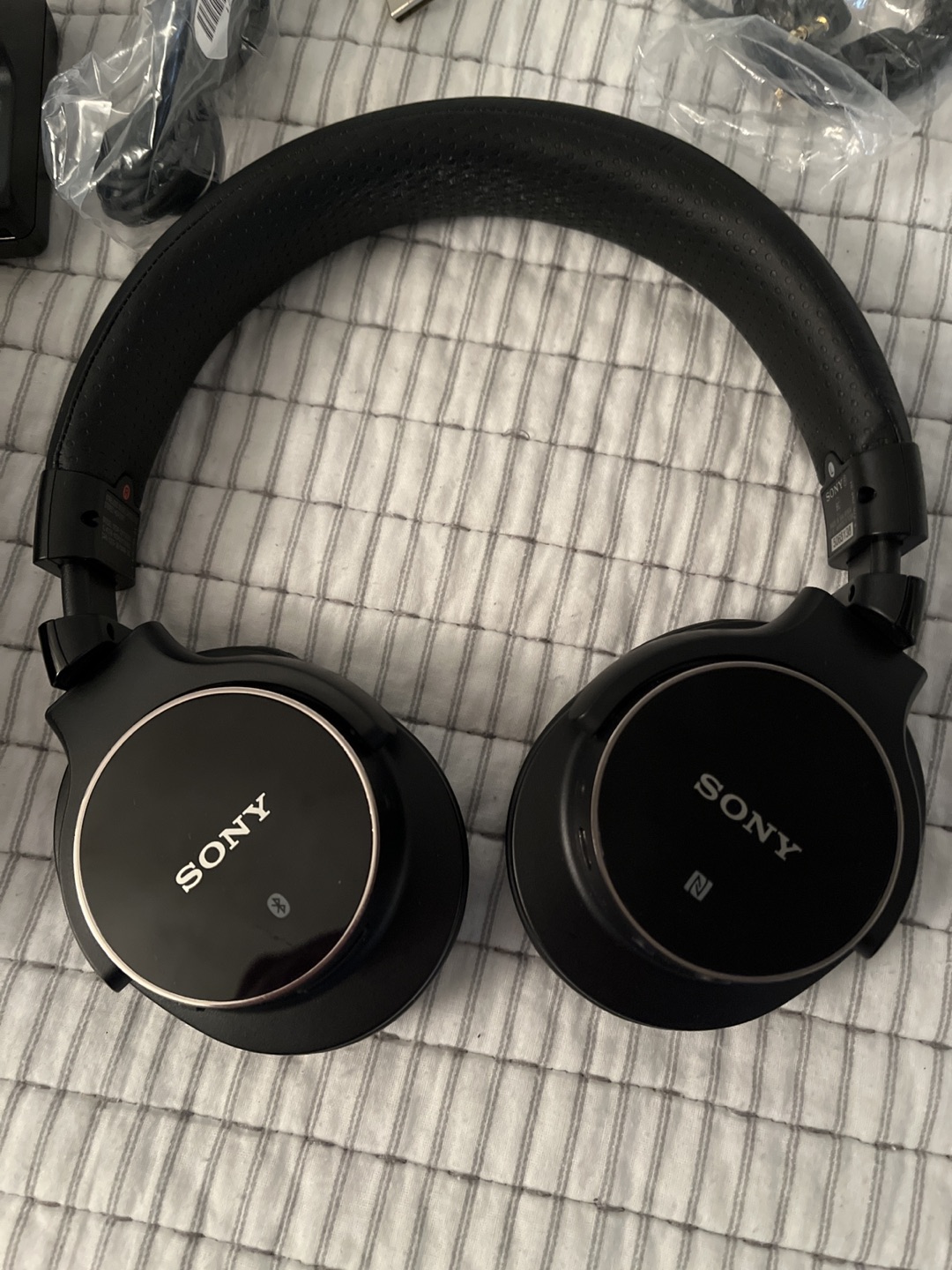 Sony MDR-ZX750BN Noise-Canceling Bluetooth Wireless Headphones thumbnail