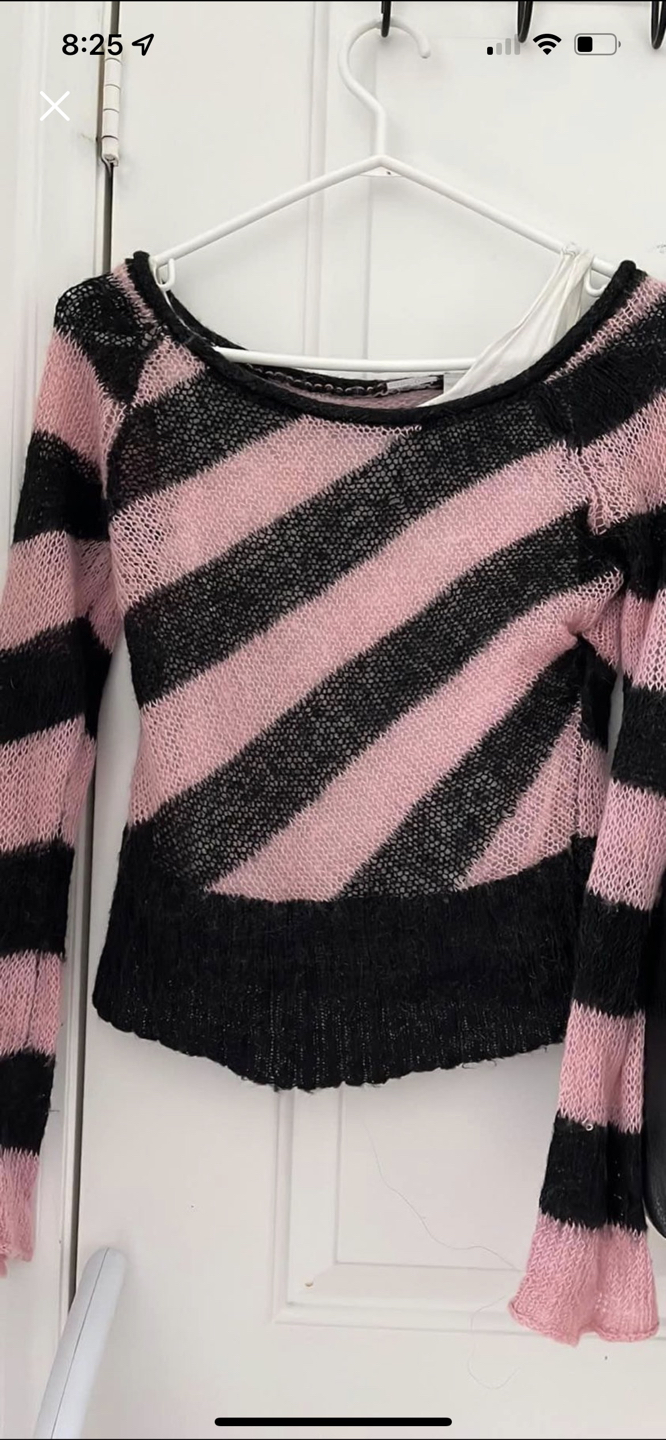 Cute sweater size small comes with undershirt thumbnail