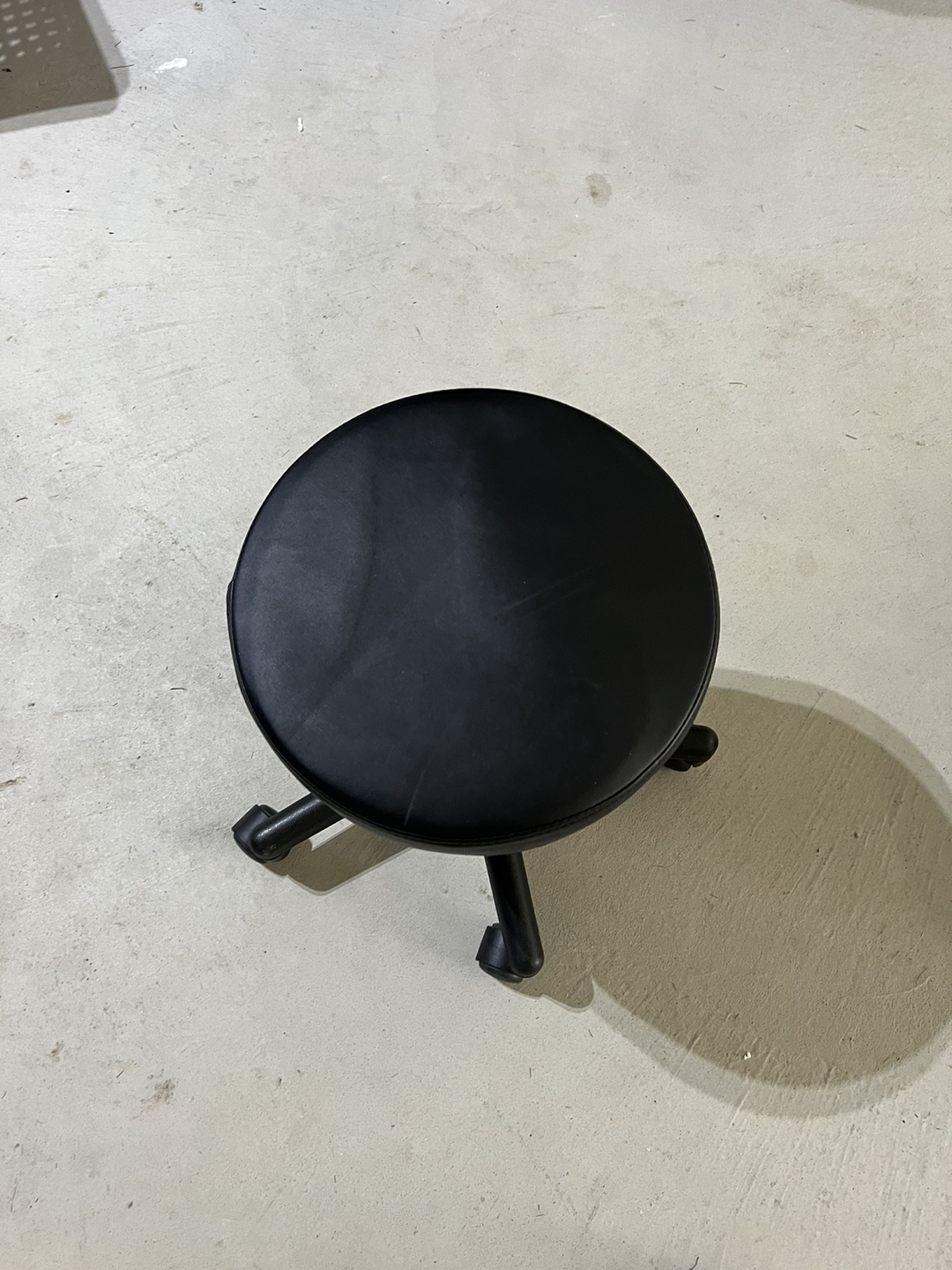 Adjustable rolling stool - photo 3