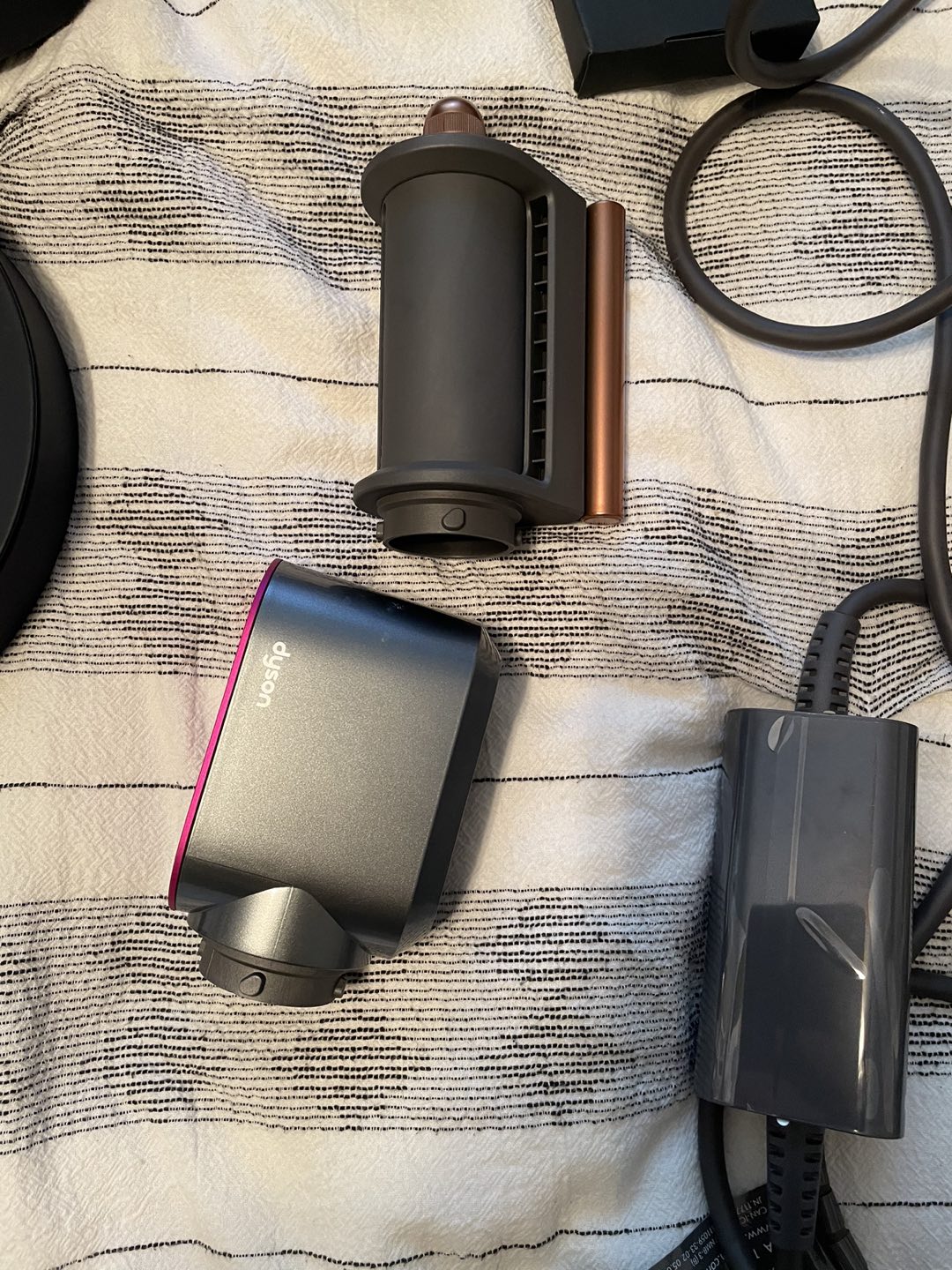 Dyson Airwrap Multi Styler - Complete - Like new - used once image indicator(4)