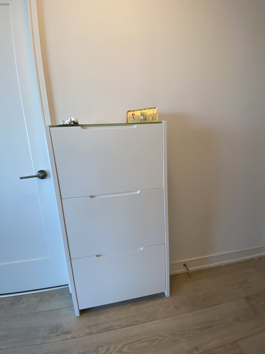 Shoe cabinet
