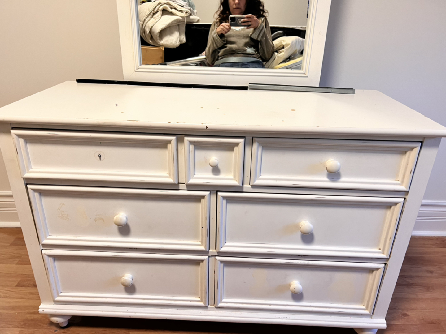 White dresser and mirror image indicator(3)