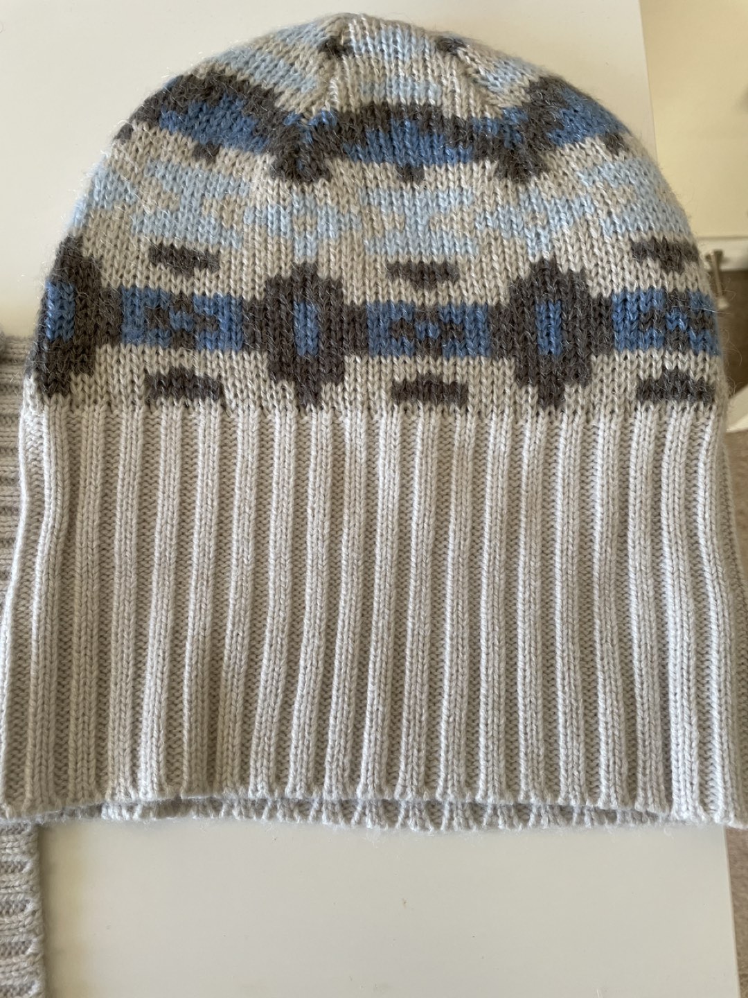 Scarf and hat like new from joe fresh image indicator(2)