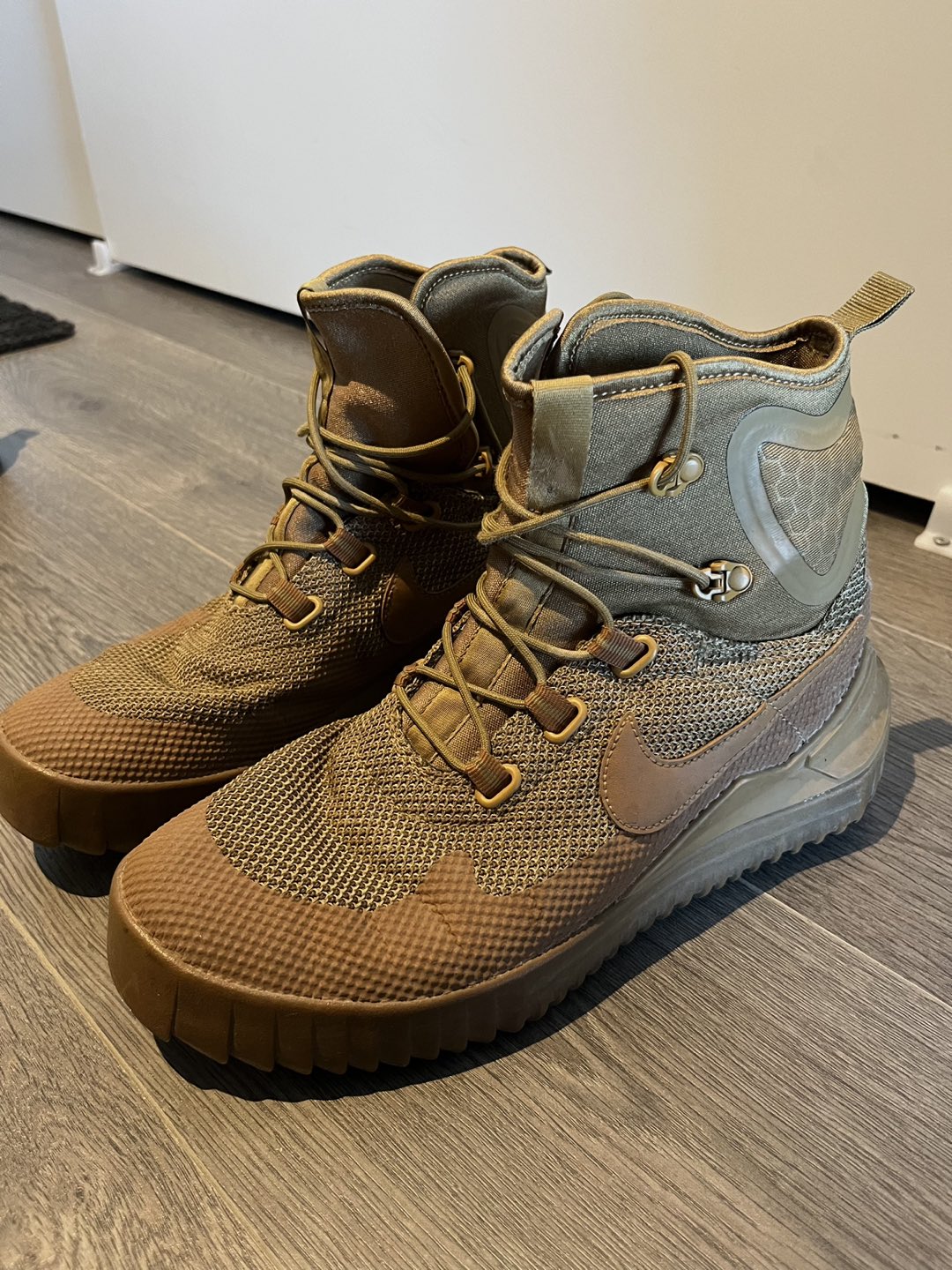 Nike Air Wild Mid 'Golden Beige'