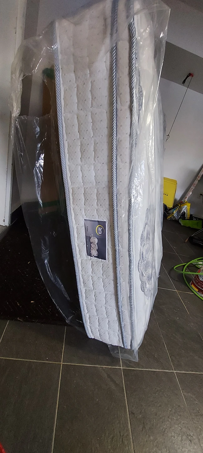 like new Serta double bed Mattress. thumbnail