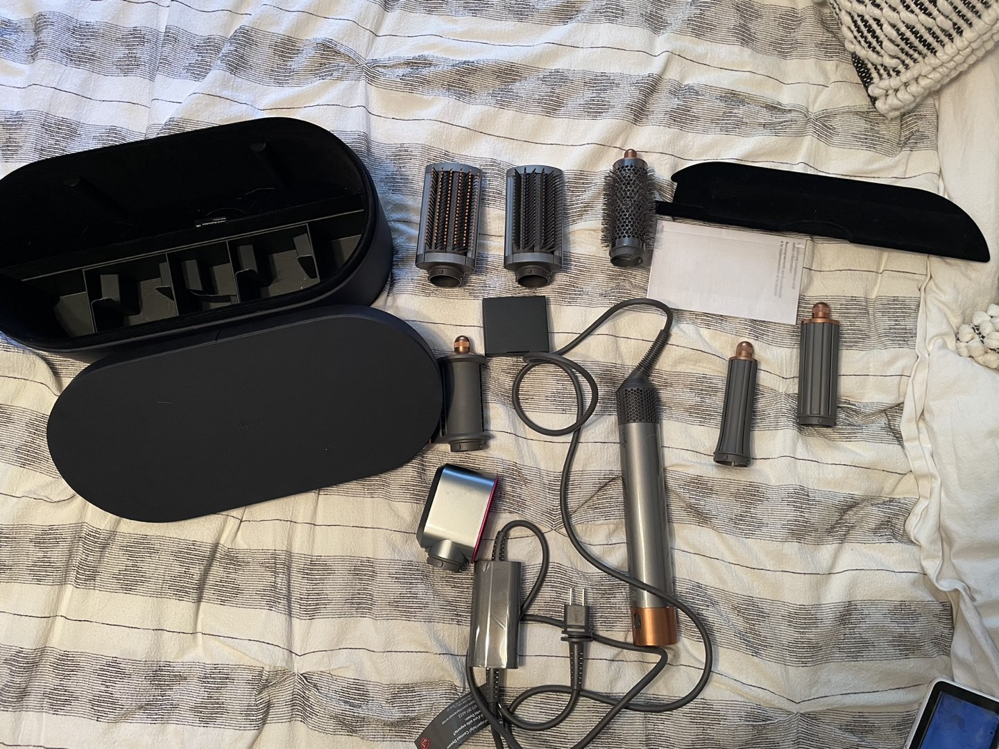 Dyson Airwrap Multi Styler - Complete - Like new - used once image indicator(2)