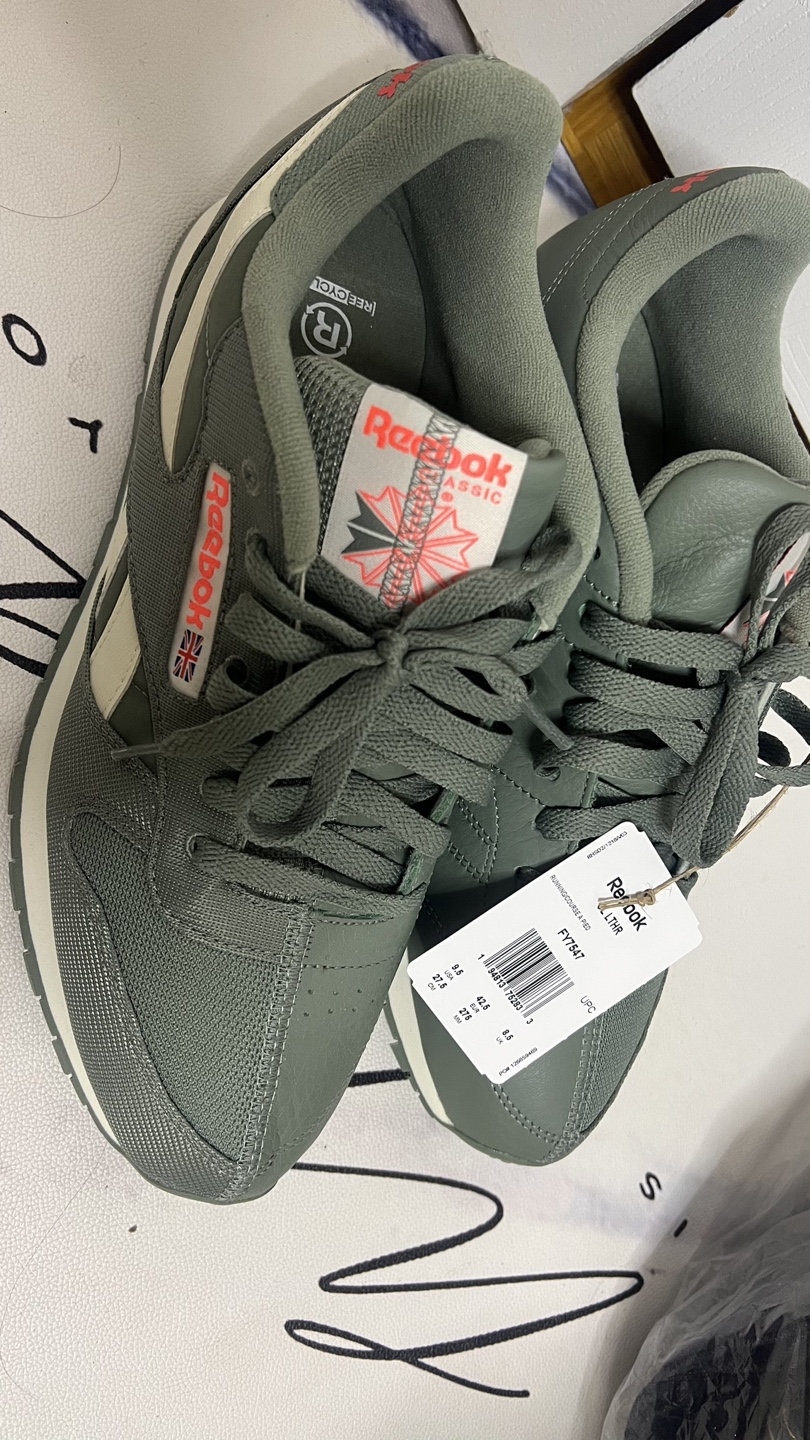 Reebok classic sneaker thumbnail