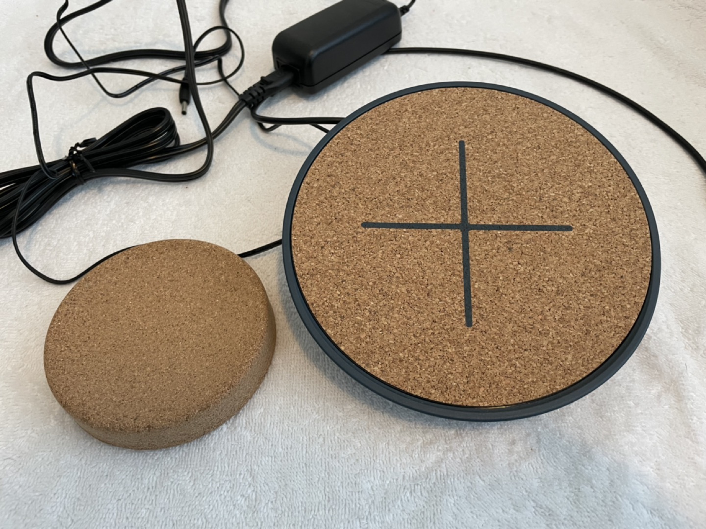 Soto wireless charger by Steelcase