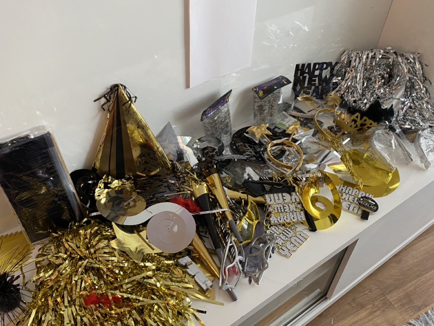 $200 BNIB NEW YEARS EVE Party 🎉 Decorations thumbnail