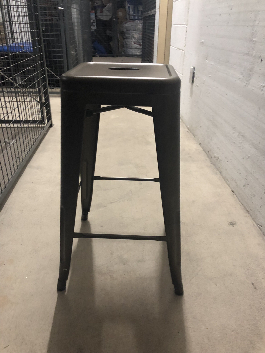 Pair of Iron counter stools - structube image indicator(3)