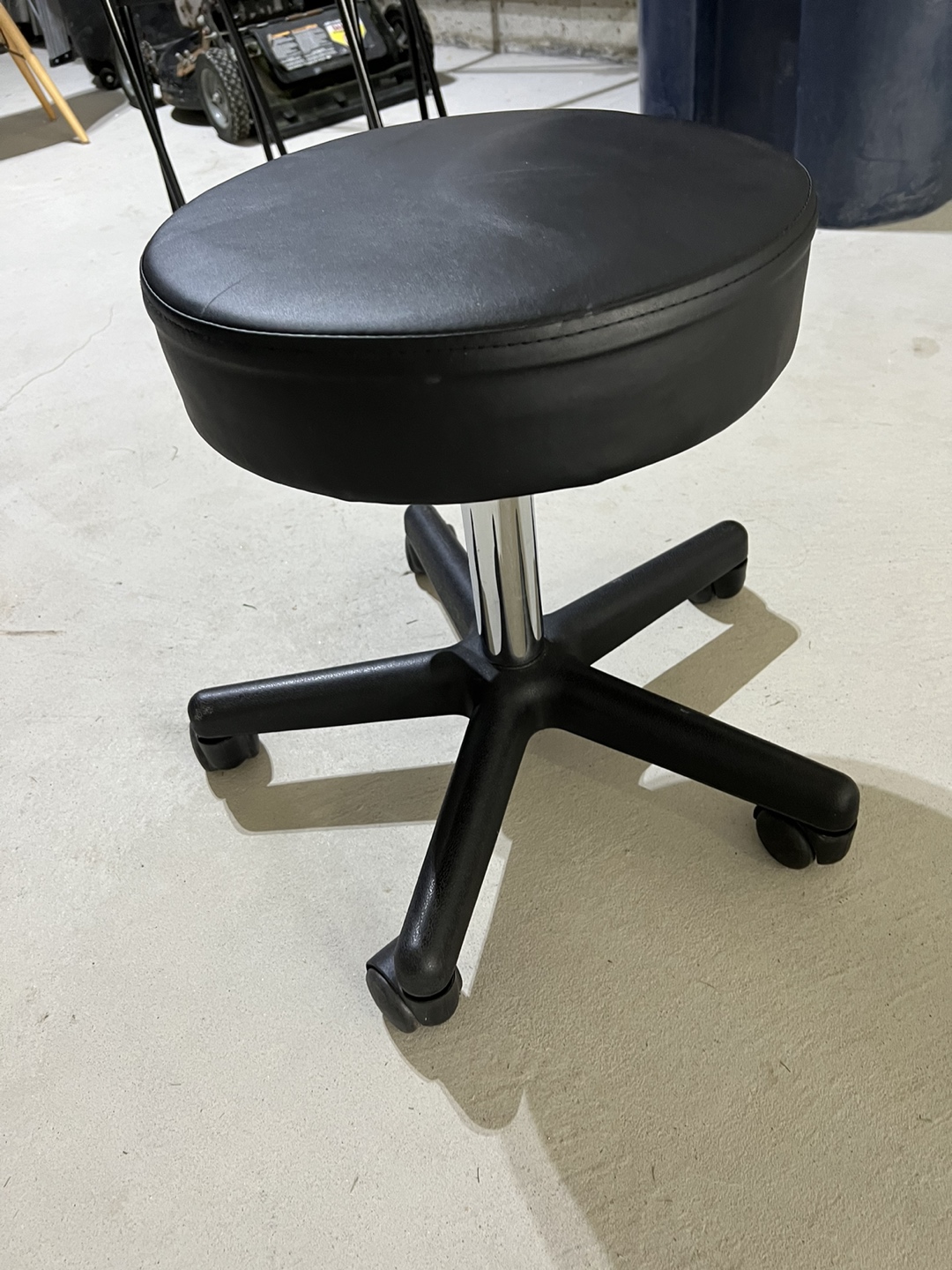Adjustable rolling stool
