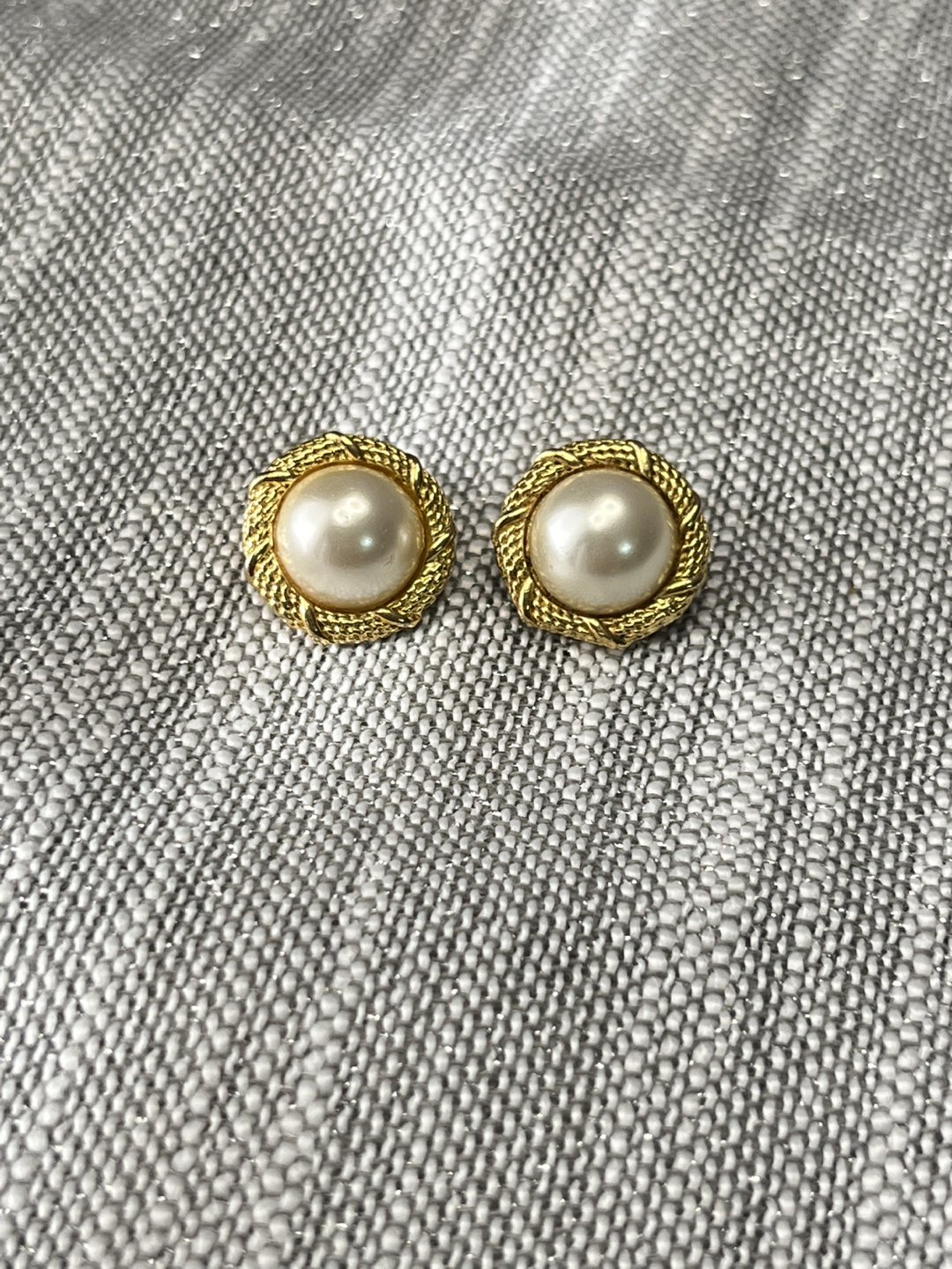 Vintage Gold Tone Faux Pearl Clip on Earrings thumbnail
