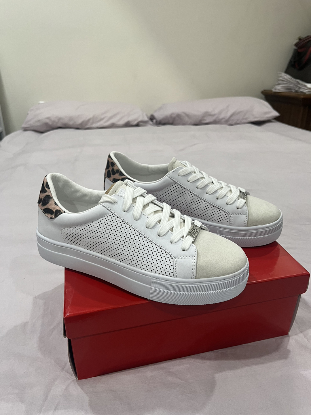 Brand New Guess White Sneaker thumbnail