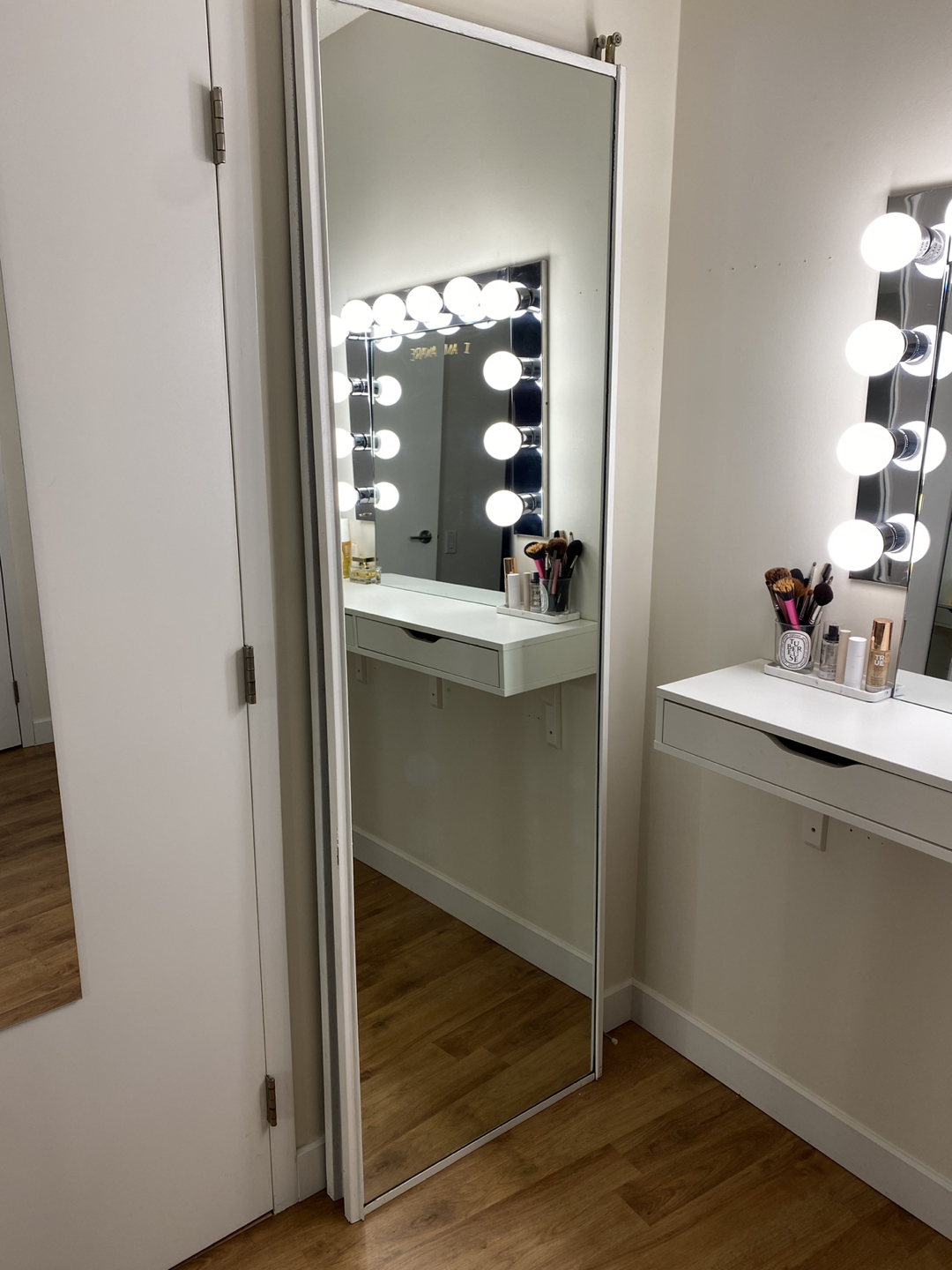 Four 24” x 79” mirror sliding doors with hardware - photo 4
