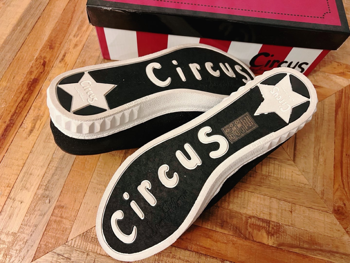 Circus by Sam Eldelman Women Slip on Senaker 7.5M Brand New image indicator(5)