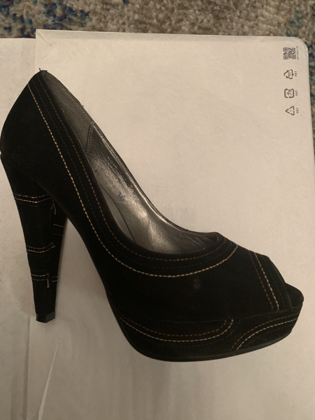 Black heels size 6 never worn thumbnail
