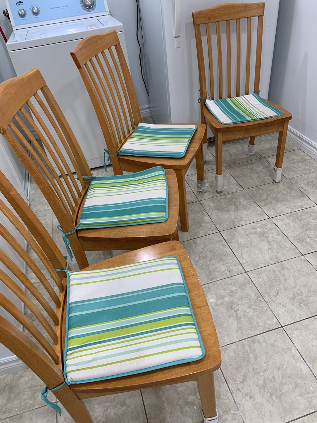 4 chairs in solid oak . $ 390 - photo 2