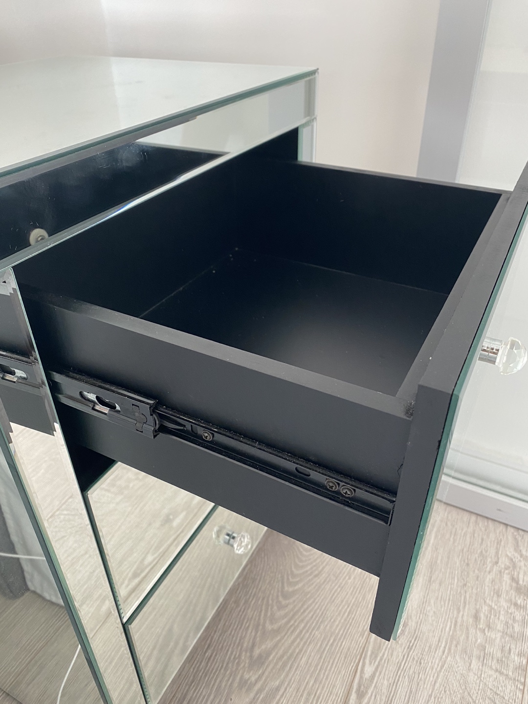 Mirrored nightstand - photo 4