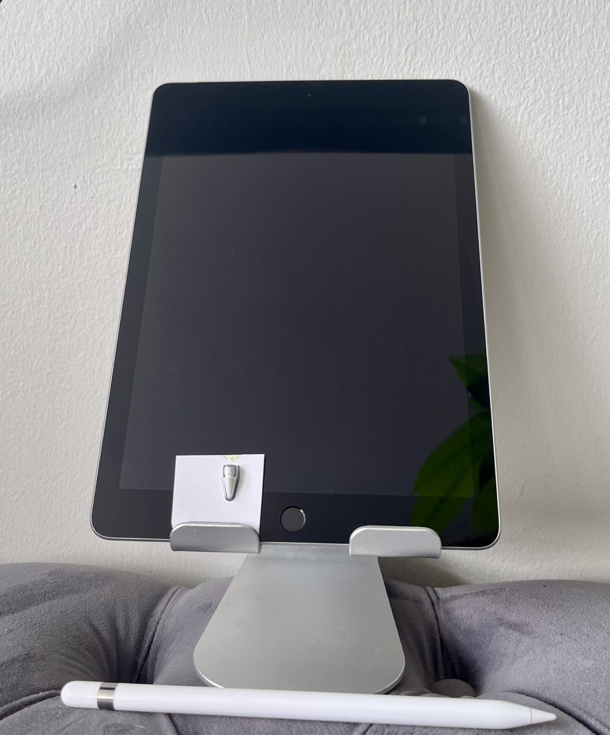 Ipad 10 - 32g, WITH Apple Pencil & Extra tip! thumbnail