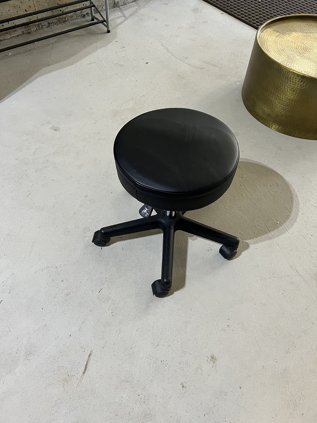 Adjustable rolling stool - photo 2