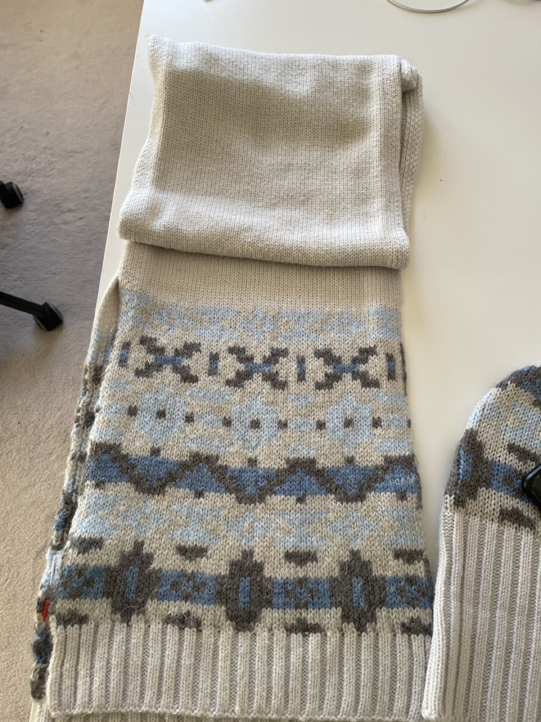 Scarf and hat like new from joe fresh image indicator(3)