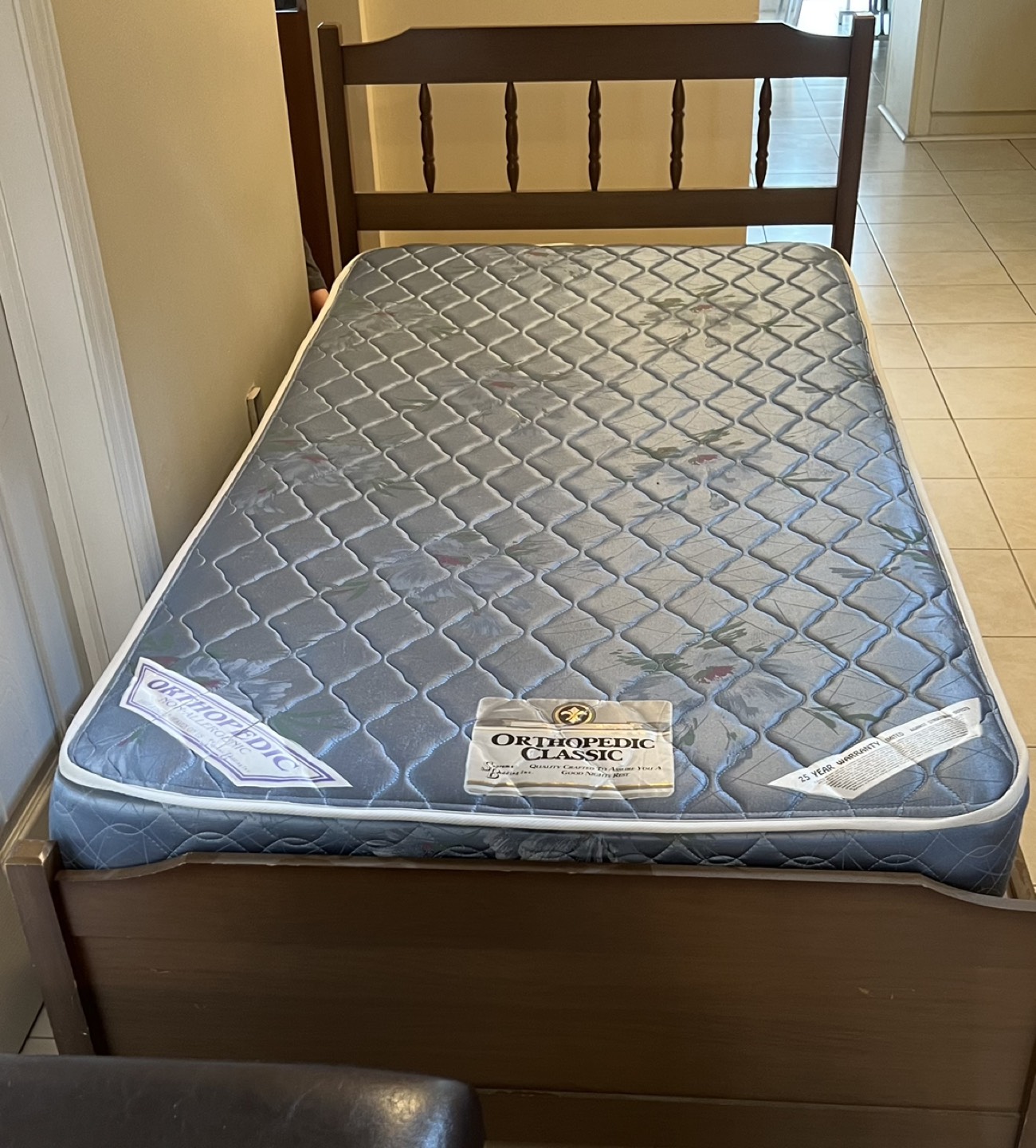 Twin Bed with 3 pull drawers + mattress