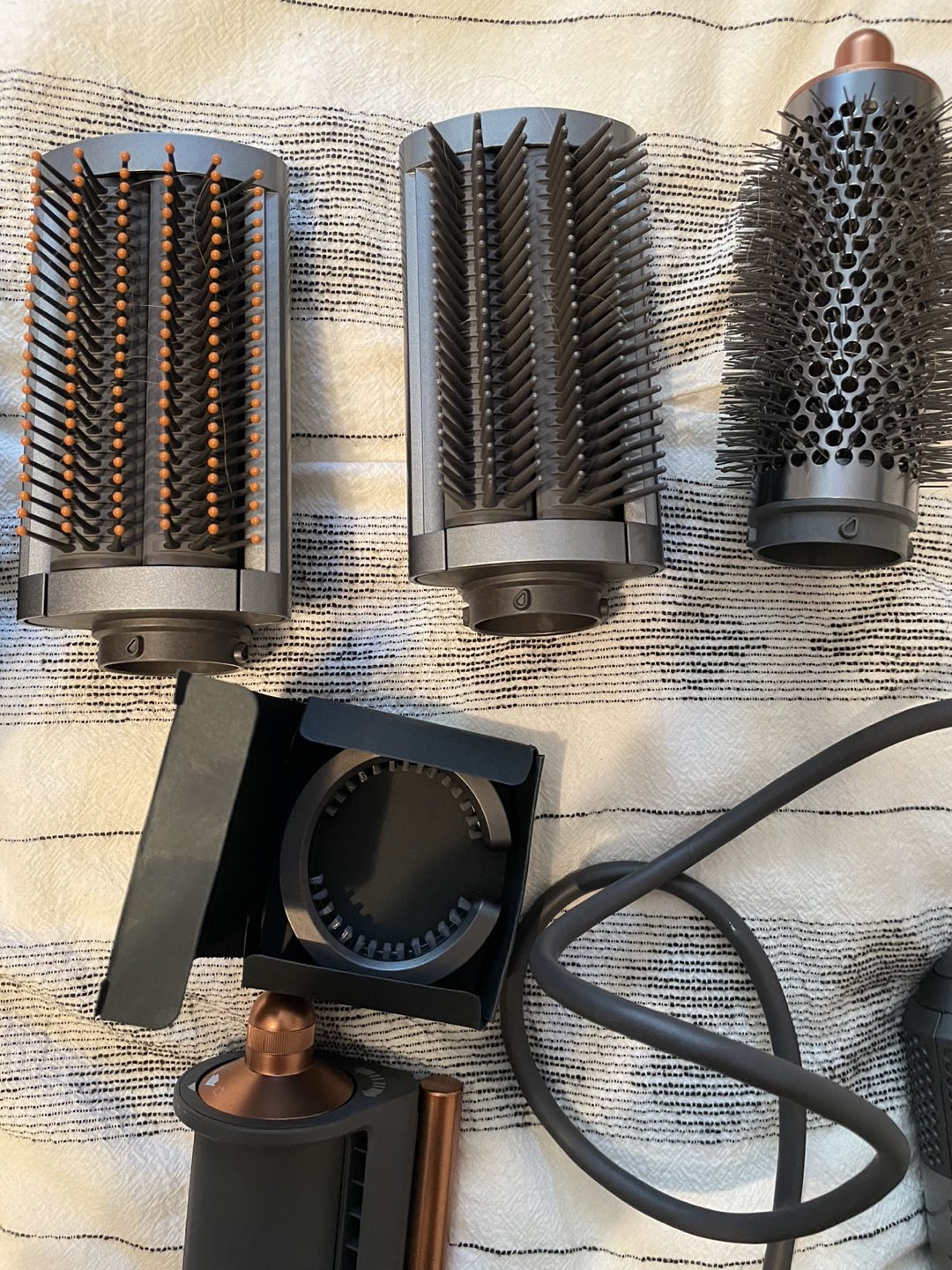 Dyson Airwrap Multi Styler - Complete - Like new - used once image indicator(5)