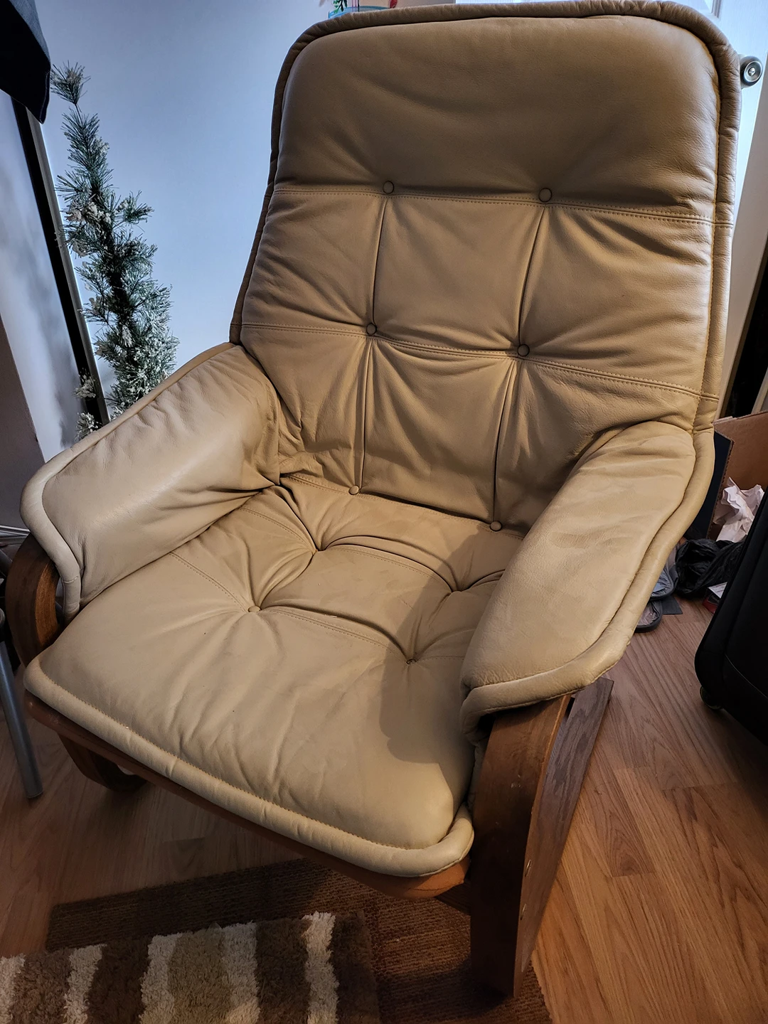 leather lounge reading chair thumbnail
