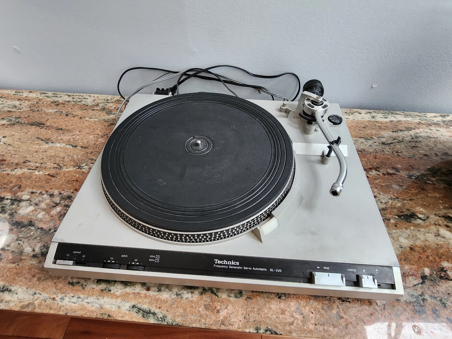 Technics SL-220 Turntable. thumbnail