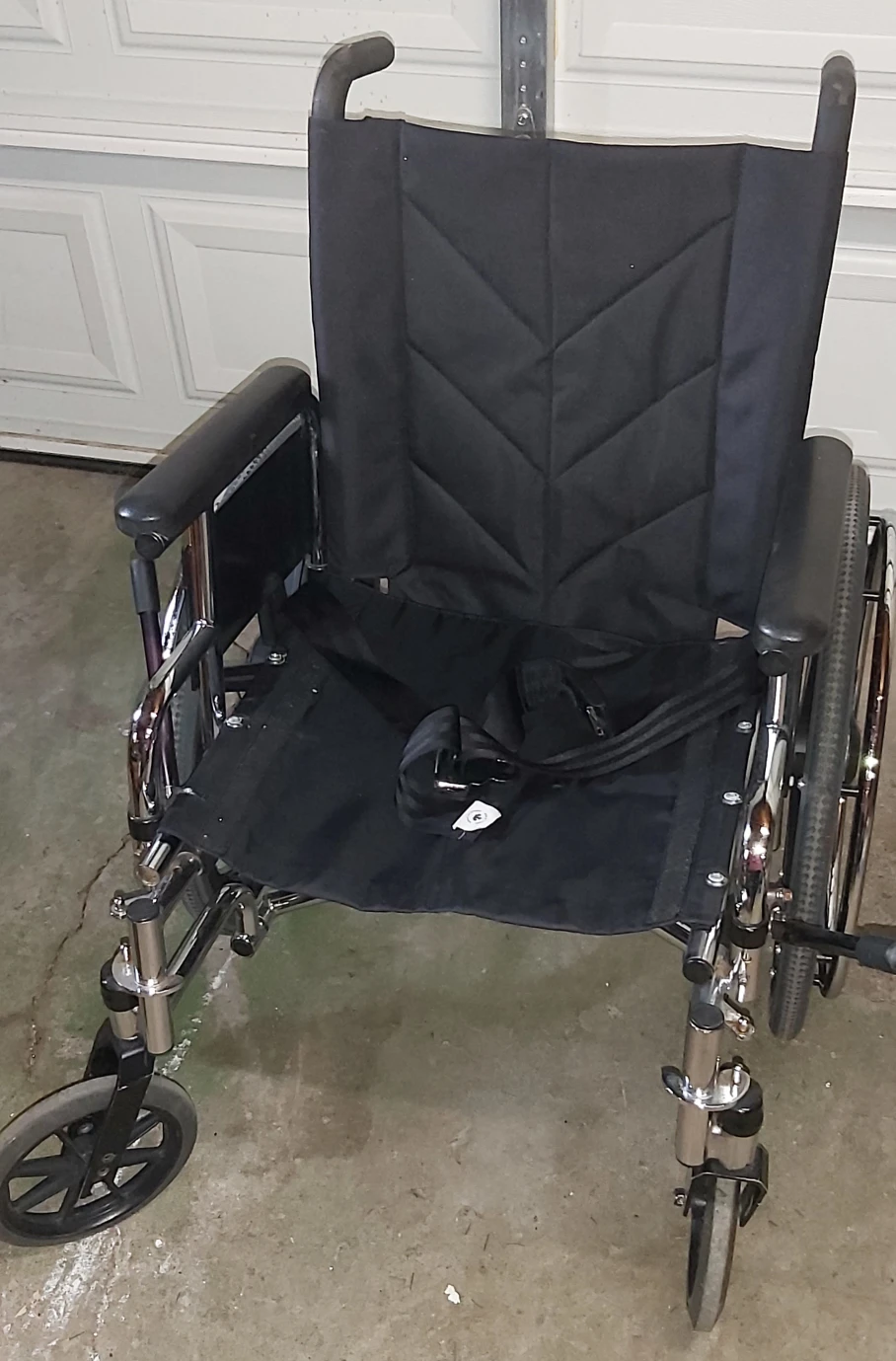 Good wheelchair without foot thumbnail