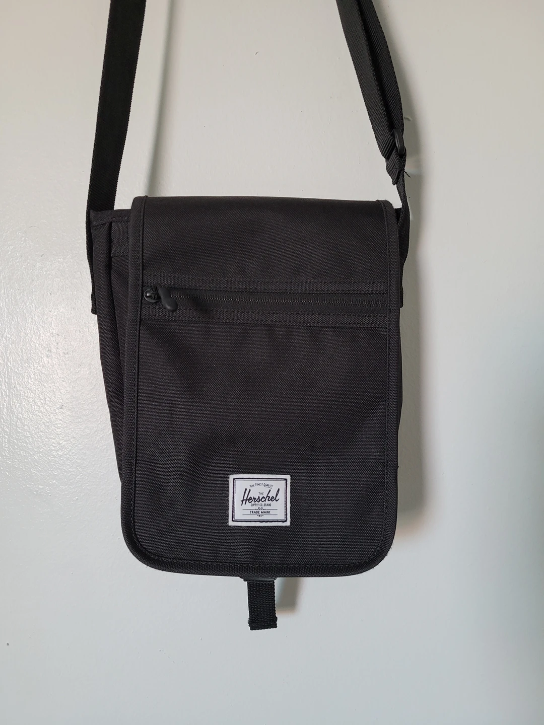 Herschel small messenger bag black thumbnail