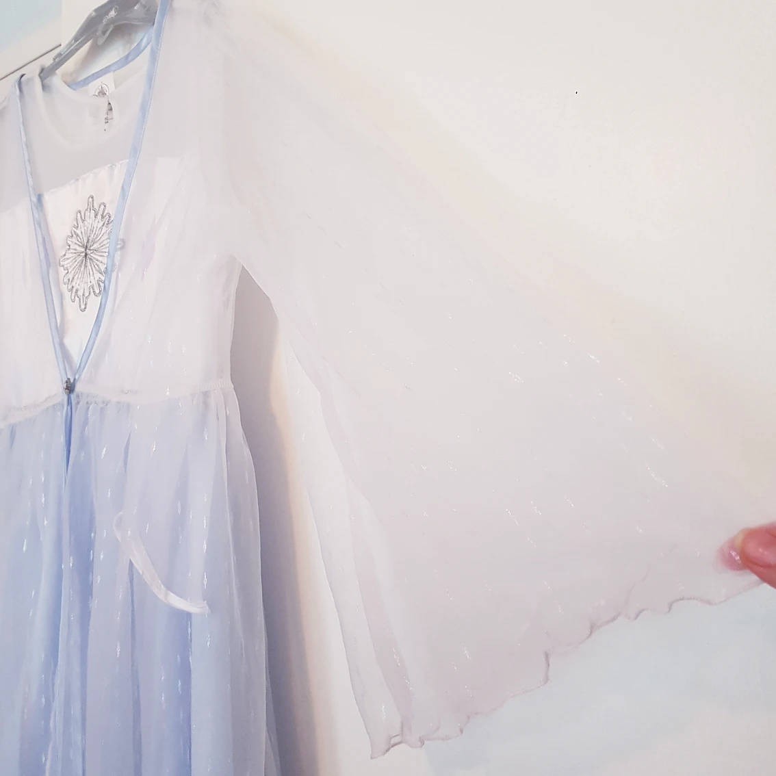 5 piece FROZEN Elsa costume image indicator(2)