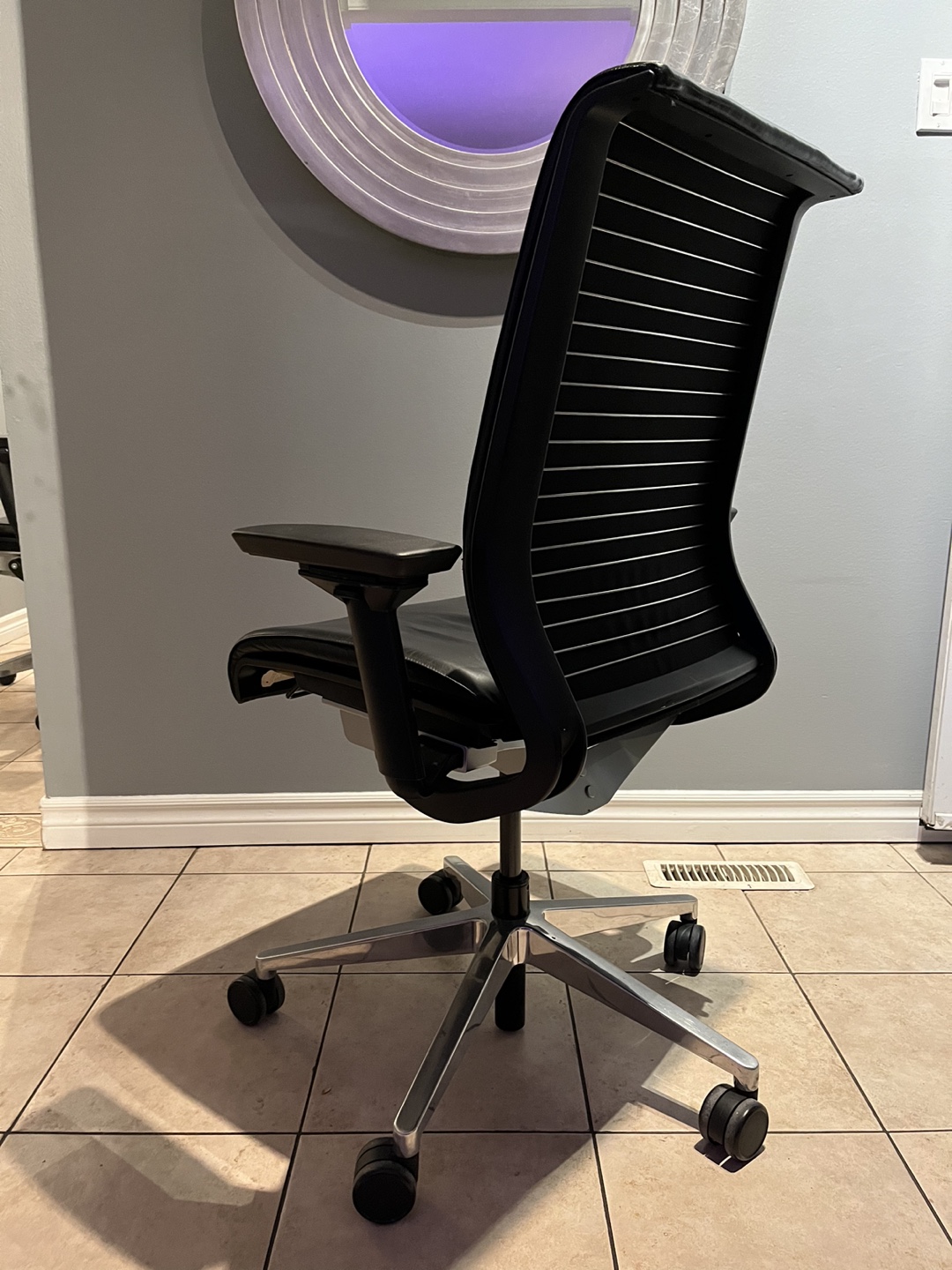 Steelcase Leather Think Desk Office Chair - good condition! - photo 5