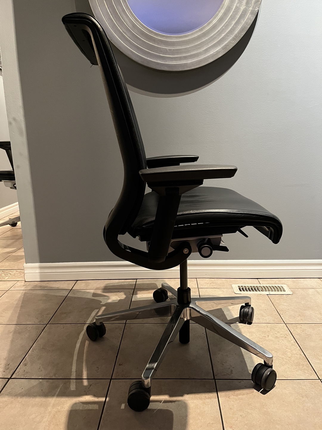 Steelcase Leather Think Desk Office Chair - good condition! - photo 3