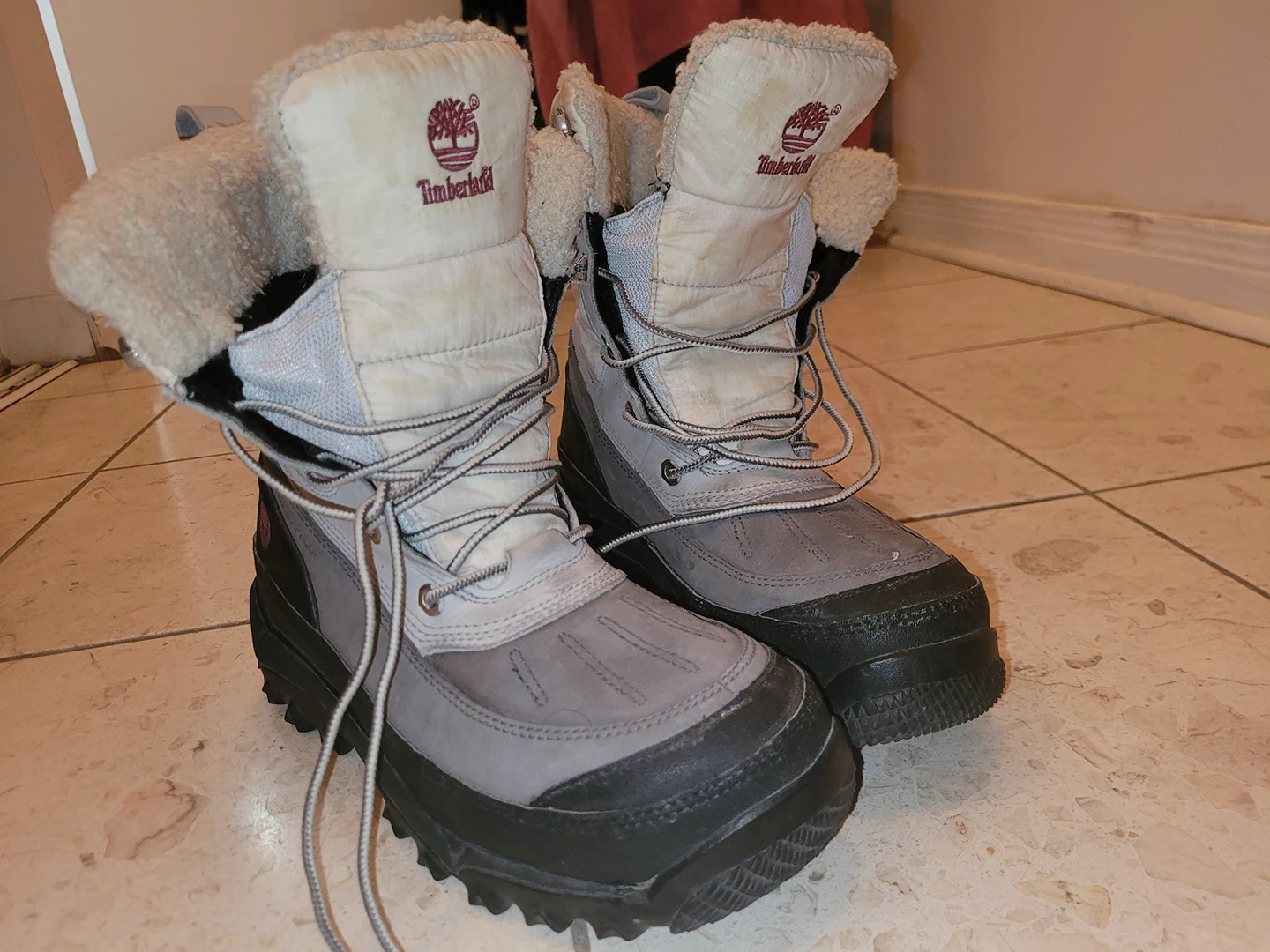 very good condition snow shoes