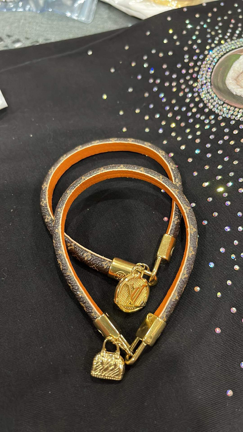 Women’s fashion accesories