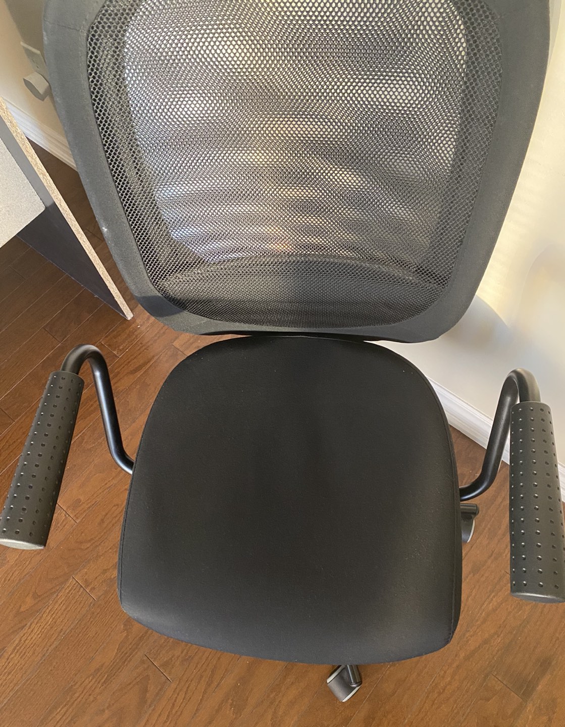 Lightly used office chair for sale - photo 3