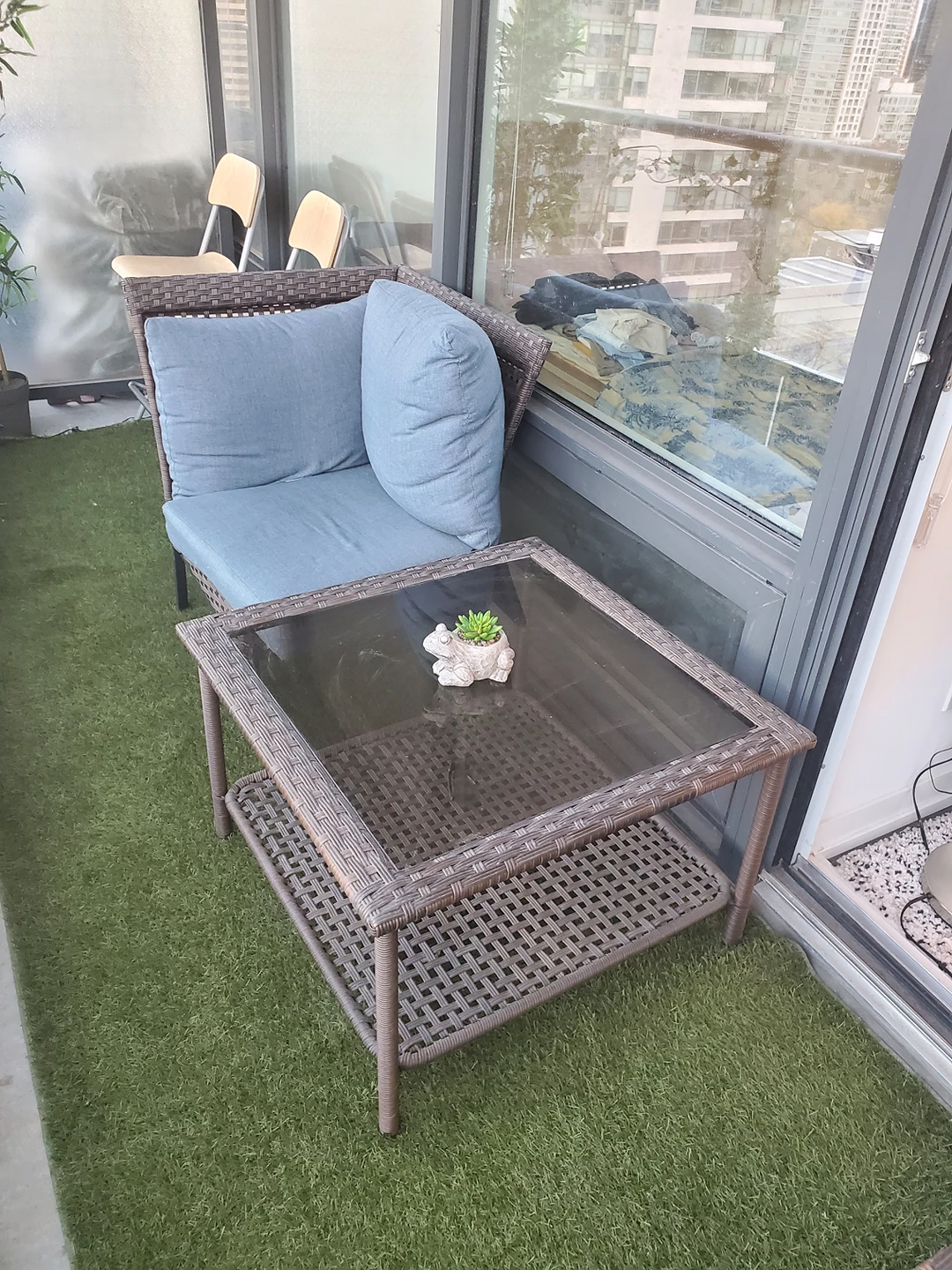 Large Beautiful Patio Set with Table - Like brand new condition! - photo 3