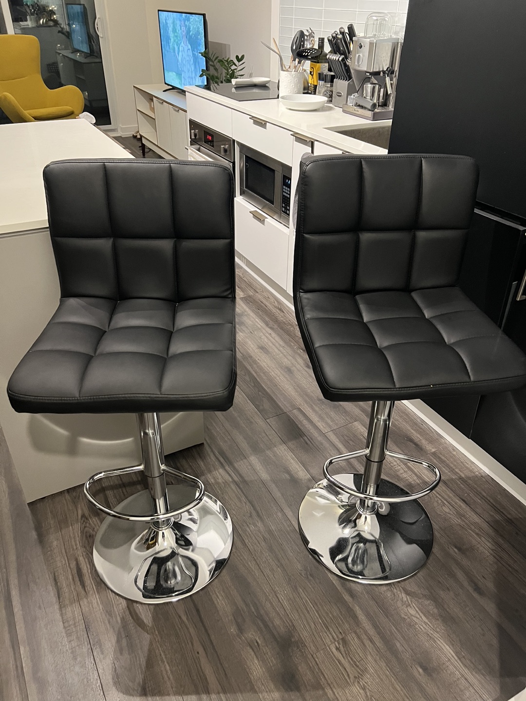 Black bar stools adjustable height with backrest from Structube